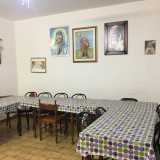 Nella stanza accanto si trova poi la sala da pranzo, anch'essa disseminata di quadri sacri, che pu� accogliere solo 24 ospiti. Chi non riesce a sedersi pu� per� portare via le pietanze